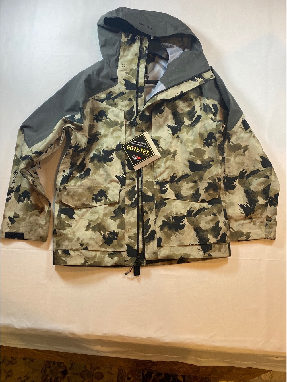 Dakine Mens Stoker Gore-Tex Ski/Snowboard Winter Jacket, Terrain Camo, Medium